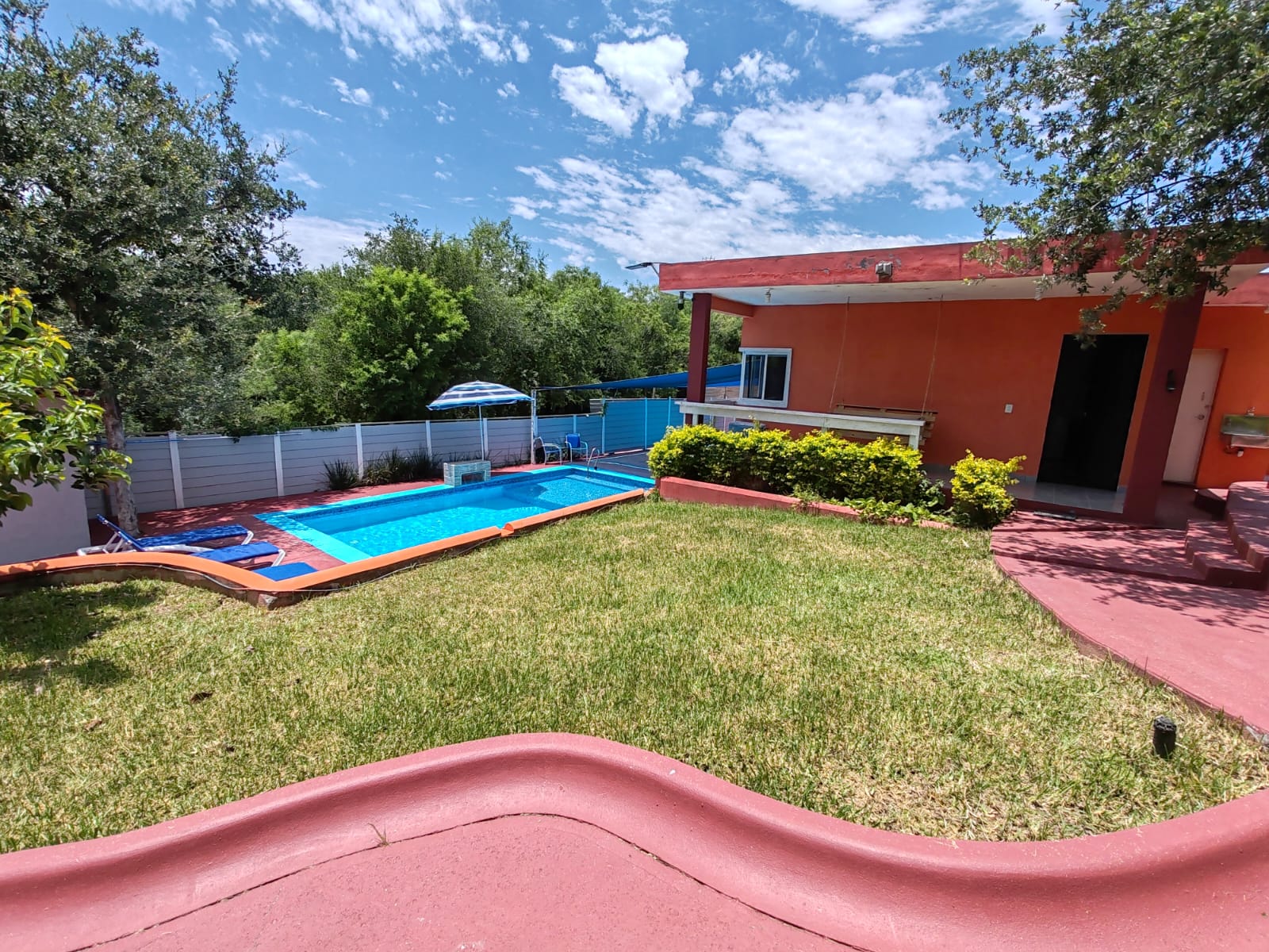 https://regioservicios.com/inmobiliaria/detalle/quinta-en-venta-en-montemorelos-quinta-venta-montemorelos-canoas-foto_1